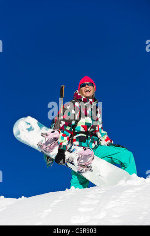 Ein Snowboarder, genießen das Leben auf dem verschneiten Berg. Stockfoto