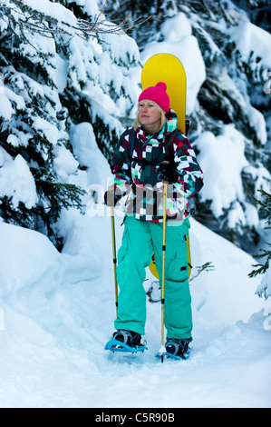 Ein Snowboarder auf den Berg in Schneeschuhen wandern im Hinterland zu fahren. Stockfoto