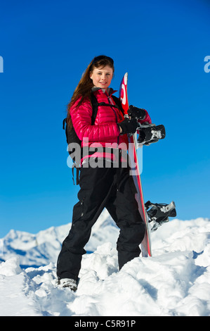 Ein glücklich Snowboarder steht im frischen Pulverschnee. Stockfoto