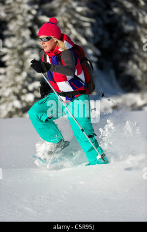 Eine Frau, Schneeschuhwandern durch frischen Tiefschnee. Stockfoto