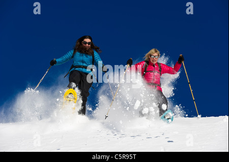 Zwei Freunde Schneeschuhwandern durchlaufen tief frischen Pulverschnee. Stockfoto