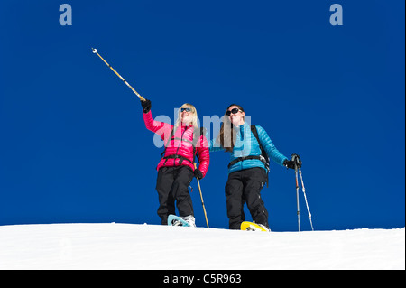 Zwei Freunde, die Spaß Schneeschuhwandern Stockfoto