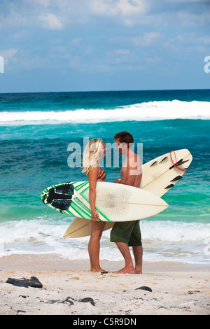 Ein paar Surfer im Gespräch am Strand. Stockfoto