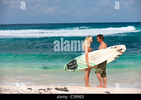 Ein paar Surfen am Strand. Stockfoto