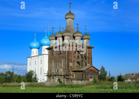 Holz (1683-1688), Stein (1808-1827) Kirchen und Bell tower (1852), Zaostrovie, Region Archangelsk (Archangelsk), Russland Stockfoto