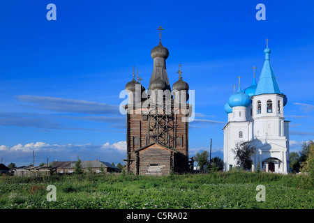 Holz (1683-1688), Stein (1808-1827) Kirchen und Bell tower (1852), Zaostrovie, Region Archangelsk (Archangelsk), Russland Stockfoto