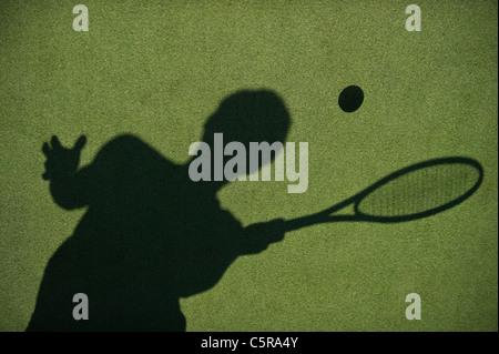 Schatten der Tennisspielerin auf Platz. Stockfoto