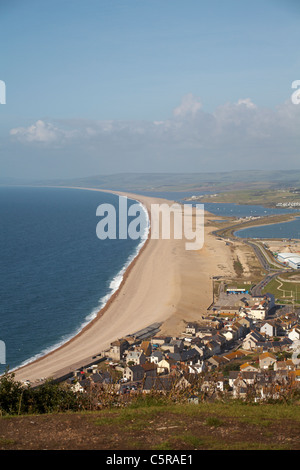 Blick auf den Strand von Chasil und den Segelhafen von Portland, der im Oktober für die Olympischen Spiele in Portland, Weymouth Dorset, Großbritannien, gebaut wird Stockfoto