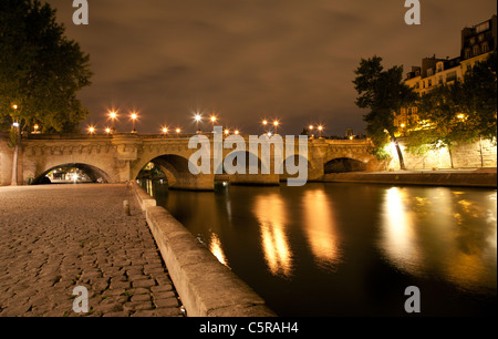 Paris - Ponte Nuef am Flussufer in Nacht Stockfoto