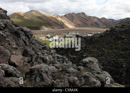 Landmannalaugar Camping-Bereich unterhalb der bunten Bramur Rhyolith Berge Landmannalaugar im Fjallabak Bereich Island Stockfoto