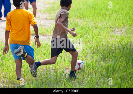 Jungs spielen Fußball im Kanton La Junta, Comalapa, Chalatenango, El Salvador Stockfoto