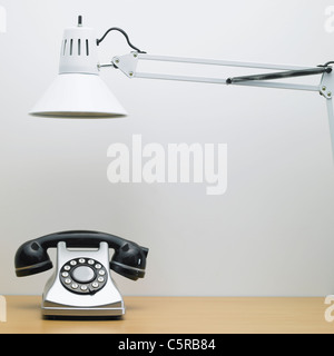 Telefon unter der Lampe Stockfoto