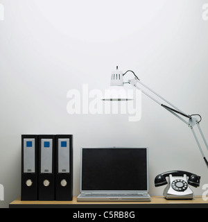 Notebook-Computer und andere Objekte auf einem Tisch Stockfoto