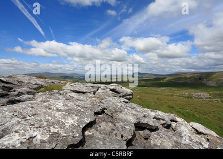 Die drei Gipfel der Yorkshire Dales und Kalkstein Pflaster. Victoria-Höhle sehen auf der rechten Seite, alles Teil von einem berühmten Rennen Stockfoto