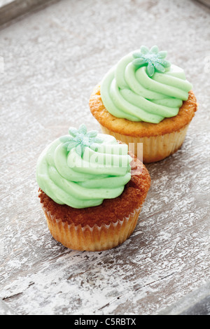 Nahaufnahme von Buttercreme Waldmeister-Muffins Stockfoto