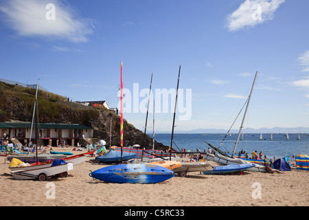 Abersoch, Lleyn-Halbinsel, Gwynedd, Nordwales, UK. Yachten und Jollen gestrandet am beliebten Sandstrand von der Segelclub Stockfoto