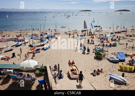 Urlauber Sonnenbaden am beliebten Strand mit Blick auf die Cardigan Bay im Sommer Sonnenschein. Abersoch Lleyn Halbinsel North Wales UK. Stockfoto