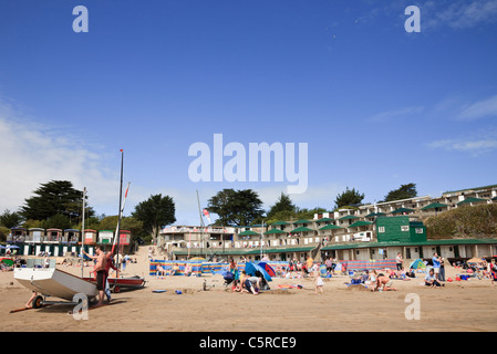 Abersoch, Lleyn-Halbinsel, Gwynedd, Nordwales, UK. Urlauber auf beliebten Morfa Gors Strand mit abgestuften Strandhütten im Sommer Stockfoto