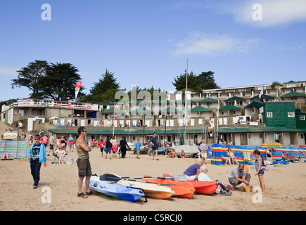 Abersoch, Lleyn-Halbinsel, Gwynedd, Nordwales, UK. Urlauber auf beliebten Morfa Gors Strand mit abgestuften Strandhütten im Sommer Stockfoto