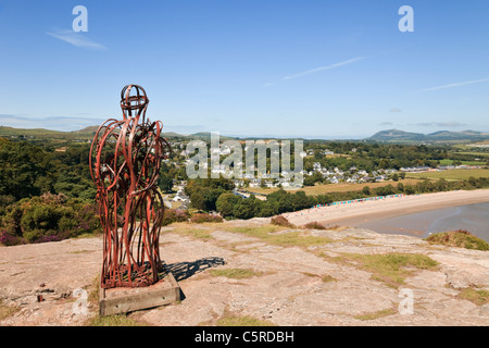 Zinn Mann Skulptur auf Mynydd Tir-y-Cwmwd mit Blick auf den Strand. Llanbedrog Lleyn Halbinsel North Wales UK Stockfoto