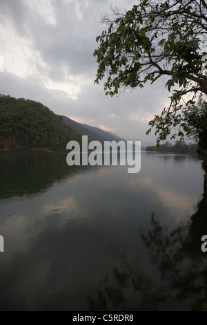 Phewa Lake (Fewa) Tal bei Sonnenuntergang, Pokhara, Nepal, Asien Stockfoto