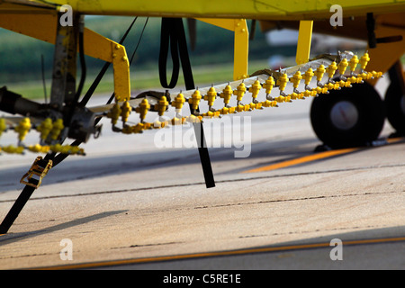 Sprühdüsen unter den Tragflächen eines Flugzeugs in Antenne Anwendung von Chemikalien in der Landwirtschaft verwendet Stockfoto