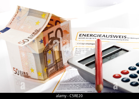 Haus von Euro-Noten, Taschenrechner und Energiepass, close-up gemacht Stockfoto