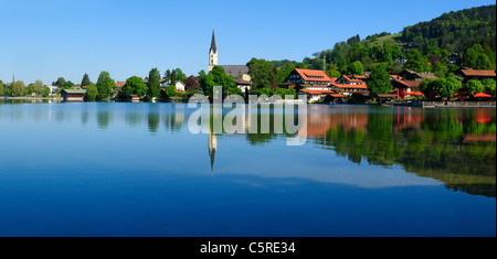 Europa, Deutschland, Upper Bavaria, Schliersee, Bayerische Alpen, Blick auf Spiegelbild der Kleinstadt im See Stockfoto