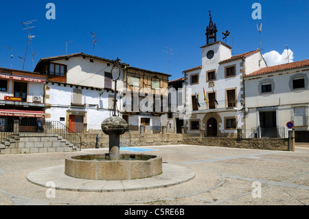 Europa, Spanien, Extremadura, Sierra de Gredos, Cuacos de Yuste, Ansicht des Plaza Mayor Stockfoto