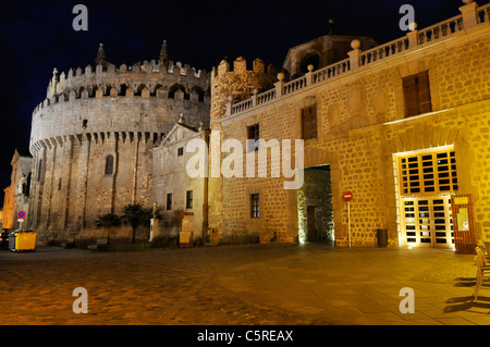 Europa, Spanien, Kastilien und Leon, Avila, Ansicht der mittelalterlichen Stadtmauer in der Nacht Stockfoto