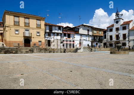 Europa, Spanien, Extremadura, Sierra de Gredos, Cuacos de Yuste, Ansicht des Plaza Mayor Stockfoto