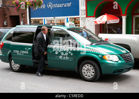 Mann Geschäftsmann ins grüne Checker Taxi in der Innenstadt von Nashville Tennessee USA Stockfoto