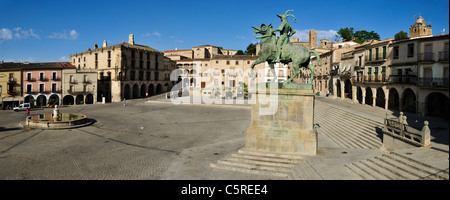 Europa, Spanien, Extremadura, Trujillo, Blick auf Plaza Mayor Stadt mit Francisco Pizarro Denkmal Stockfoto