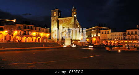 Europa, Spanien, Extremadura, Trujillo, Ansicht des Plaza Mayor mit der Kirche San Martin in der Nacht Stockfoto
