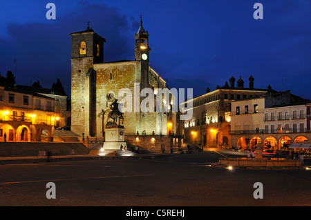 Europa, Spanien, Extremadura, Trujillo, Ansicht des Plaza Mayor mit der Kirche San Martin in der Nacht Stockfoto