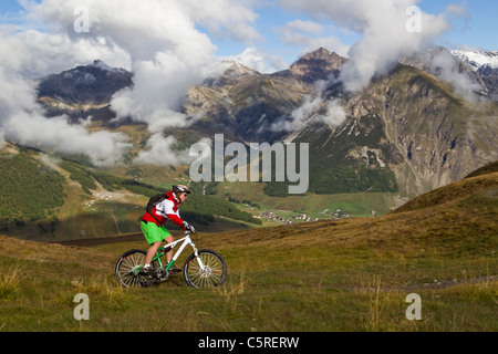 Italien, Livigno, Ansicht von Frau Reiten Mountainbike Stockfoto