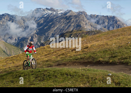 Italien, Livigno, Ansicht von Frau Reiten Mountainbike bergauf Stockfoto