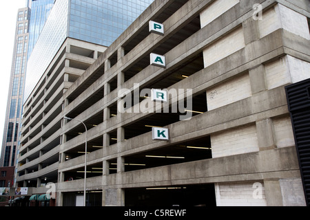 graue Parkhaus in der Innenstadt von Nashville Tennessee USA Stockfoto