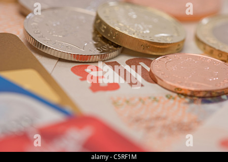 Nahaufnahme eines englischen Minze Münzen, Pfund-Noten und Kreditkarten Stockfoto