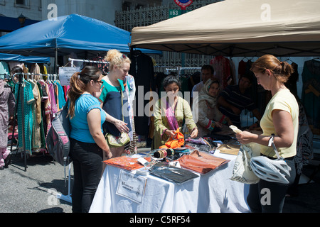 Pakistanisch-Amerikaner und Abendländer in der pakistanischen Unabhängigkeitstag Street fair in New York Stockfoto