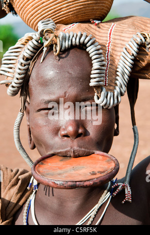 Porträt von einem Mursi-Tribeswoman tragen traditionelle Mundlochplatte in einem Dorf am unteren Omo-Tal, Südliches Äthiopien, Afrika. Stockfoto