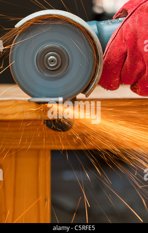 Schneiden von Stahl mit einem kleinen Schleifer Stockfoto