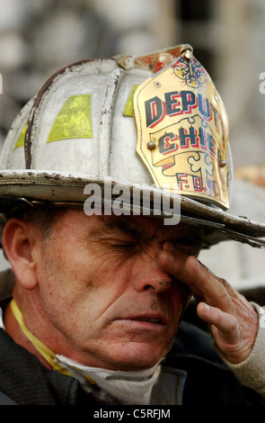 Feuerwehrmann wischt eine Träne am Ground Zero, World Trade Center nach 911 Terroranschlägen Stockfoto