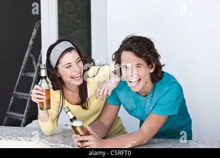 Deutschland, Köln, junges Paar Bier trinken in Wohnung Stockfoto