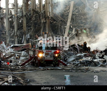 Feuerwehrauto am Ground Zero des World Trade Center nach den Terror-Anschlägen vom 11. Sept Stockfoto