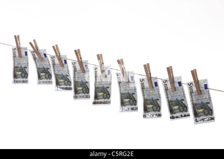5 Euro-Banknoten auf der Wäscheleine hängen Stockfoto