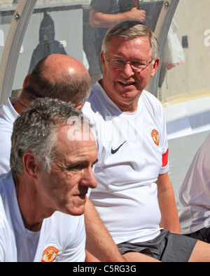 Manchester United-Trainer, Sir Alex Ferguson (R), plaudert mit seinem Trainer auf der Bank vs. Chicago Fire, im Soldier Field. Stockfoto