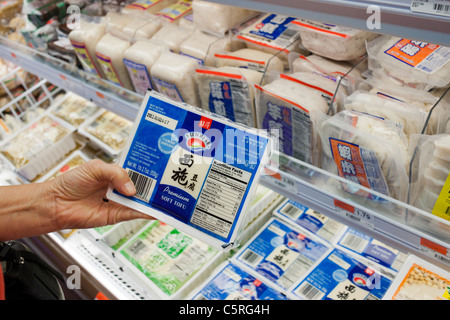 Ein Käufer kauft Tofu im neuen Sky-Lebensmittel-Supermarkt in der Sky View Mall im Stadtteil Flushing New York Stockfoto