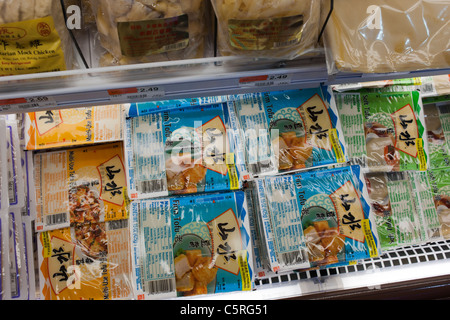 Auswahl von Tofu im neuen Sky-Lebensmittel-Supermarkt in der Sky View Mall im Stadtteil Flushing Queens in New York Stockfoto