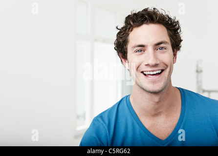 Deutschland, Köln, Großaufnahme der junge Mann in die Renovierung der Wohnung, Lächeln, Porträt Stockfoto